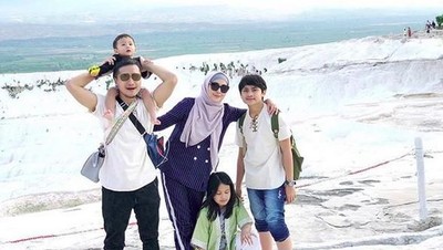 Keseruan Keluarga Arie Untung Saat Liburan ke Turki