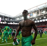 Sukses menundukkan Polandia, Moussa Konate dari Senegal pun membuka bajunya sehingga mengekspos dadanya yang bidang berikut otot perut yang tegas. (Foto: Getty Images)