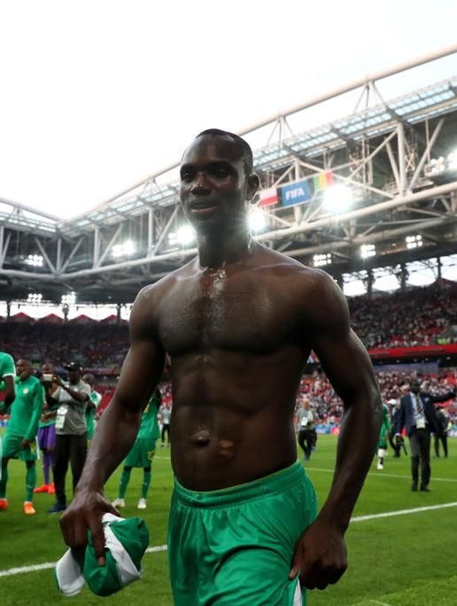 Sukses menundukkan Polandia, Moussa Konate dari Senegal pun membuka bajunya sehingga mengekspos dadanya yang bidang berikut otot perut yang tegas. (Foto: Getty Images)