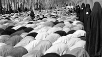 Tranformasi perubahan masyarakat Iran itu dibuktikan dari cara perempuan Iran berpakaian. Mereka juga bisa salat di tempat umum (Randy H. Goodman/Bronx Museum of the Arts/CNN Travel)