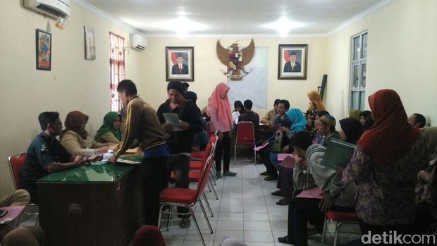 Antrean warga urus surat keterangan tidak mampu di Bantul. 