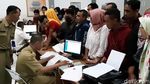 Sehari Jelang Pencoblosan Ratusan Warga Garut Antre Bikin e-KTP