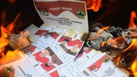 Sejumlah surat suara Pilgub Jawa Tengah 2018 yang rusak dan sisa dimusnahkan oleh petugas KPU Boyolali, Bawaslu Boyolali dan tim sukses pemenangan masing-masing calon Pilgub Jawa Tengah di Kantor KPU Boyolali, Jawa Tengah, Selasa (26/6). Antara Foto/Aloysius Jarot Nugroho.