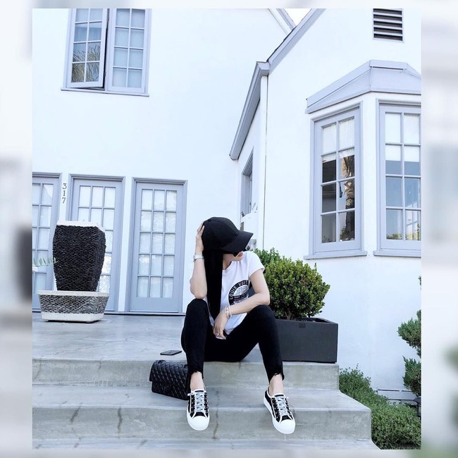 Tampil casual, Syahrini berpose di depan rumah tempatnya menginap. Mantan teman duet Anang itu terlihat memakai kaus Louis Vuitton berwarna putih. Kaus simpel ini harganya mencapai Rp 7 jutaan. Dia juga tampak mengenakan sneakers Dior yang harganya mencapai US$ 850. Foto: Dok. Instagram