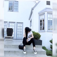 Tampil casual, Syahrini berpose di depan rumah tempatnya menginap. Mantan teman duet Anang itu terlihat memakai kaus Louis Vuitton berwarna putih. Kaus simpel ini harganya mencapai Rp 7 jutaan. Dia juga tampak mengenakan sneakers Dior yang harganya mencapai US$ 850. Foto: Dok. Instagram
