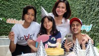Senang dan seru banget ya. Ulla bersama dengan kakak Kika, ibu dan ayahnya terlihat foto bersama di hari ulang tahunnya. Happy Birthday Ulla imut! Foto: Instagram talullahmalaika