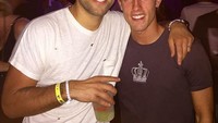  Wah, selain gemar main bola ternyata Alvaro juga gemar mendengarkan musik. Lihat saja keakraban dirinya dengan Dj populer asal Swedia, Ingrosso. Foto: Instagram alvaroodriozola