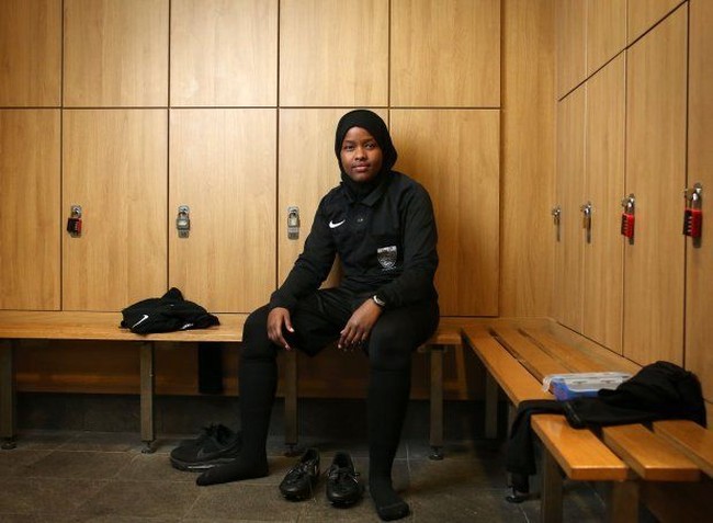 Jawahir Roble pun sudah sering diundang ke beragam acara sepak bola di luar lapangan, seperti acara Gala Dinner yang diadakan oleh Match for Solidarity ini. Foto: Barcroft Image