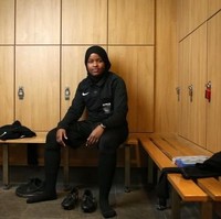 Jawahir Roble pun sudah sering diundang ke beragam acara sepak bola di luar lapangan, seperti acara Gala Dinner yang diadakan oleh Match for Solidarity ini. Foto: Barcroft Image