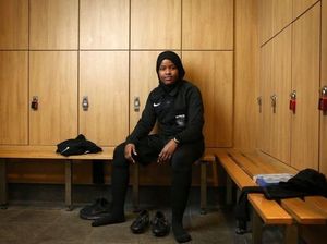 Mengenal Jawahir, Hijabers Pertama yang Jadi Wasit Sepakbola Inggris