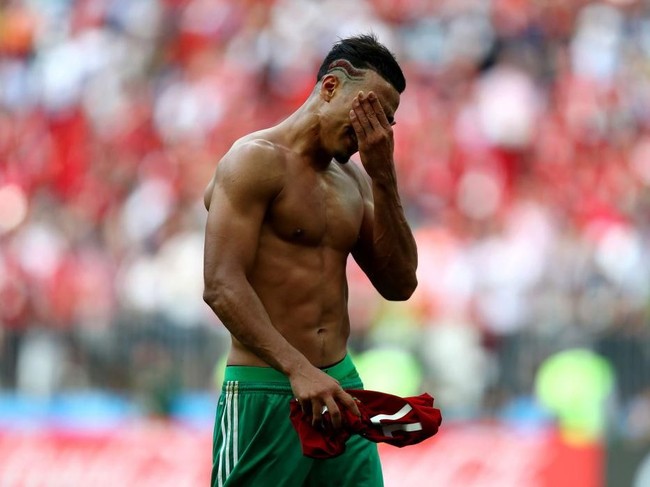 Bertelanjang dada, Nabil Dirar dari Moroko tampak kecewa karena timnya terdepak dari Piala Dunia 2018 setelah dikalahkan oleh Portugal di Grup B. Namun, penampilan seksinya ini tentu tak membuat para perempuan kecewa. (Foto: Getty Images)