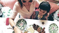 Selanjutnya, A6 juga menikmati kuliner California di The Ivy. Restoran mewah ini memang terkenal dengan tampilan sajiannya yang mewah dan sering dikunjungi selebriti. (ananghijau/Instagram)