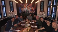 Sushi dan wine, menemani waktu santai Robin ketika berkumpul dengan para sahabatnya. Foto: Instagram @robinvanpersie