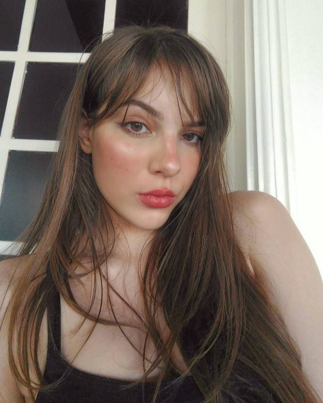 Wanita berambut panjang ini juga populer di media sosial. Ia telah memiliki 922 ribu lebih pengikut di Instagram. Foto: Instagram @jhulia_pimentel