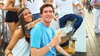 Kirain lagi nongkrong bareng teman, ternyata kali ini Alvaro sedang bersama keluarganya. Menikmati minuman dingin hingga champagne di sore hari yang cerah sambil mendengarkan musik. Foto: Instagram alvaroodriozola