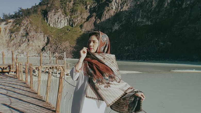 Foto: DJ Butterfly di Kawah Putih (dj_kattybutterfly36/Instagram) Foto: DJ Butterfly di Kawah Putih (dj_kattybutterfly36/Instagram)