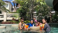Swimming all day, tulisan dalam akun Instagram Ulla. Sedang berlibur bersama keluarga Mona Ratuliu, Ulla terlihat asyik berenang sambil menikmati jus bersama kakak dan anak-anak Mona. Foto: Instagram talullahmalaika