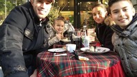 Ditemani dengan sang istri, dan kedua anaknya. Robin terlihat asyik menikmati secangkir kopi, dan irisan kue manis ditengah cuaca dingin. Foto: Instagram @robinvanpersie