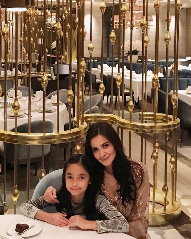 Perawatan andalan ibu dari Sidney Azkassyah Yusuf itu adalah pijat dan lulur. Tak heran jika Tari memiliki kulit bersih dan bersinar.  Foto: dok. Instagram (cuttaryofficial)