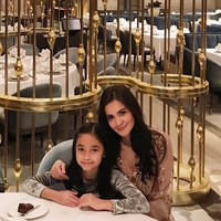 Perawatan andalan ibu dari Sidney Azkassyah Yusuf itu adalah pijat dan lulur. Tak heran jika Tari memiliki kulit bersih dan bersinar.  Foto: dok. Instagram (cuttaryofficial)