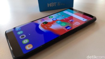 Ponsel ini memiliki layar yang cukup besar, yakni 6 inch dengan rasio aspek 18:9, sehingga Infinix menyebut layarnya dengan istilah FullView Display. (Foto: detikINET/Muhammad Alif Goenawan)