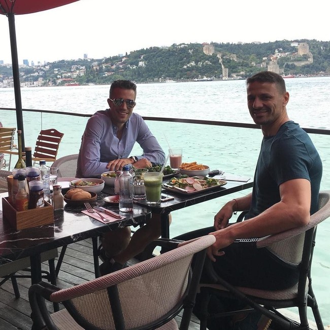 Gaya Kulineran Robin van Persie hingga Meme Sambal yang Bikin Ngakak