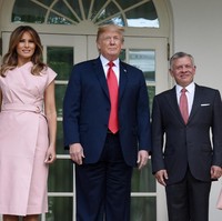 Gaun Melania Trump datang dari label Proenza Schouler yang dibanderol US$ 3.950 atau Rp 56 juta, Foto: Dok. Getty Images