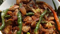 Tumis peda plus pete ini sudah bisa menggoda selera belum? Masakan @atinhariyanto ini menggunakan cabai hijau buat penambah pedasnya. Foto: Instagram