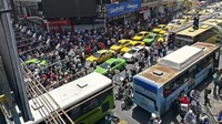 Penampakan demo dilihat dari sisi atas. (Atta Kenare/AFP)