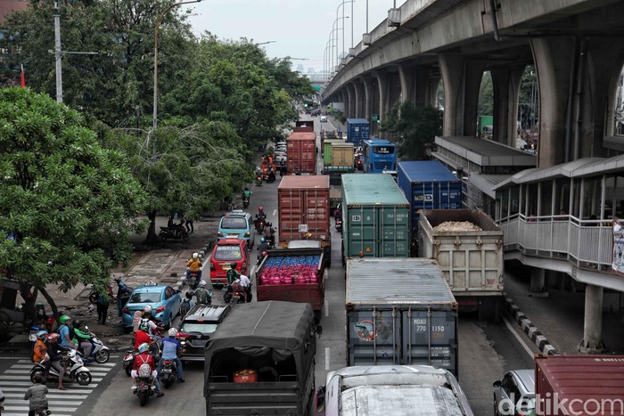 Aktivitas truk kontainer di Jakarta Utara kembali beroperasi. Kini truk-truk tersebut sudah memenuhi jalan di kawasan Tanjung Priok.