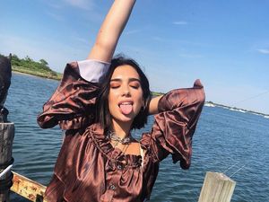 Dua Lipa Senang Banget Pose Melet, Sih?