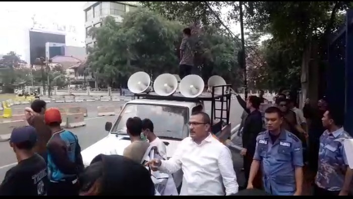 Sekelompok Orang Demo Pernyataan SBY di Kantor Demokrat