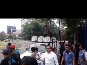 Sekelompok Orang Demo Pernyataan SBY di Kantor Demokrat