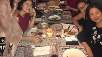 Seru! Inilah perayaan ulang tahun Kelly ke-31. Bersama keluarga besarnya, mereka santap malam bersama. Foto: Instagram kelly_tandiono