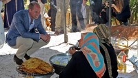 Dalam kunjungannya, Pangeran William juga berkunjung ke Institut Pengembangan dan Pelatihan Putri Taghrid di provinsi Ajloun, di utara Amman, ibu kota Yordania. Pangeran William terlihat berbincang akrab dengan seorang wanita yang sedang menyiapkan makanan. (dok. Reuters)