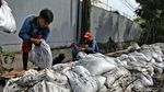 Antisipasi Banjir, Sudin Tata Air dan SDA Bersihkan Lumpur di Selokan