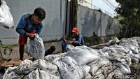 Limbah solar yang mengendap menjadi lumpur ini mencemari saluran air.