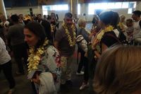 Para wisatawan Polandia diberikan kalung bunga