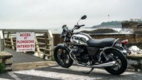 Moto Guzzi seri V7 III ini menggendong mesin air-cooled transverse V-twin yang mampu menyemburkan tenaga hingga 52 hp pada putaran 6.200 rpm, dan torsi 60 Nm pada 4.900 rpm, yang dikawinkan dengan transmisi enam kecepatan. Foto: Dok. Moto Guzzi