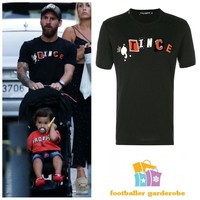 Lionel Messi kembali tertangkap kamera memakai kaus Dolce & Gabbana. Kaus hitam dengan tulisan Prince itu harganya US$ 575 atau sekitar Rp 5,2 juta. Dolce & Gabbana termasuk salah satu desainer favorit Lionel Messi. Dia pernah menjadi model buku yang dirilis desainer Italia tersebut. Foto: Dok.Instagram @footballergarderobe