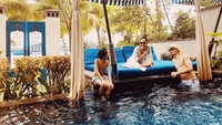 Dari tag lokasi yang dicantumkan BCL, mereka menginap di St Regis Suite, salah satu resort mewah di Langkawi. Keluarga ini selalu penuh kehangatan ya. (bclsinclair/Instagram)