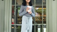 Meski masih kecil tapi gaya Ulla sudah kekinian ya. Memegang segelas minuman Starbucks, Ulla pun berfoto dengan gayanya yang manis. Foto: Instagram talullahmalaika