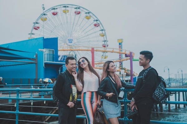 Anang Hermansyah bersama istri dan anak-anaknya menghabiskan waktu liburan di California. (aurelie.hermansyah/Instagram) Anang Hermansyah bersama istri dan anak-anaknya menghabiskan waktu liburan di California. (aurelie.hermansyah/Instagram)