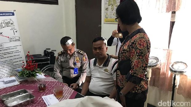 Papasan Mobil Berujung Gamparan Helm Baja ke 7 Polisi