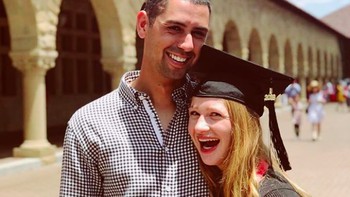 Dengan pakaian wisudanya, Jennifer merayakan kelulusan bareng pacarnya yang keturunan Arab, Nayel Nassar. Foto: Instagram