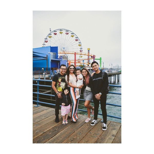 Anang Hermansyah juga foto bersama dengan anak istrinya dengan latar bianglala di Pacific Park. Taman bermain ini berada di Santa Monica. (ashanty_ash/Instagram) Anang Hermansyah juga foto bersama dengan anak istrinya dengan latar bianglala di Pacific Park. Taman bermain ini berada di Santa Monica. (ashanty_ash/Instagram)