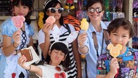 Kompak makan es krim bareng. Lihat tuh gaya Ulla yang super lucu, sampai merem sangking enaknya ya Foto: Instagram talullahmalaika