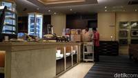 Usai check-in, traveler dipersilahkan menunggu pesawat di Premium Lounge. Lokasinya di pojok Bandara Soetta sekitar Gate D1-D7. Lounge ini bukan hanya untuk penumpang JAL saja, melainkan juga maskapai lain. (Dina/detikTravel)