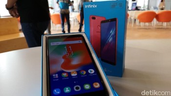 Sementara kamera depannya 5 MP. Fitur lain yang dihadirkan antara lain sensor sidik jari dan Face Unlock. (Foto: detikINET/Muhammad Alif Goenawan)