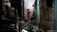Sedikitnya 20 mobil damkar diterjunkan ke lokasi.
